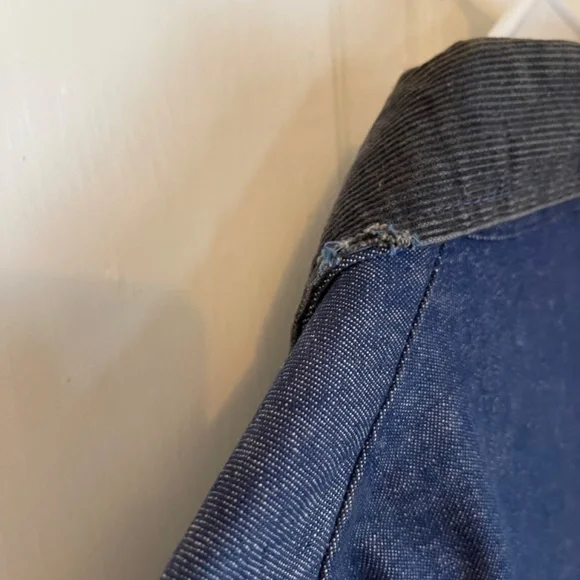 VINTAGE CHORE COAT!!! UNBRANDED, CONTRAST STITCHED DENIM. SZ M